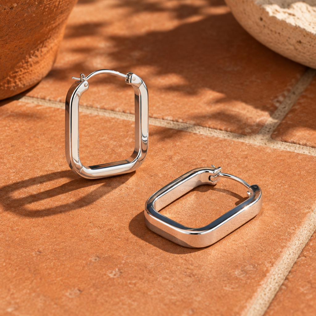 Argollas rectangulares de plata 925 lisas y gruesas sobre baldosas de barro cocido