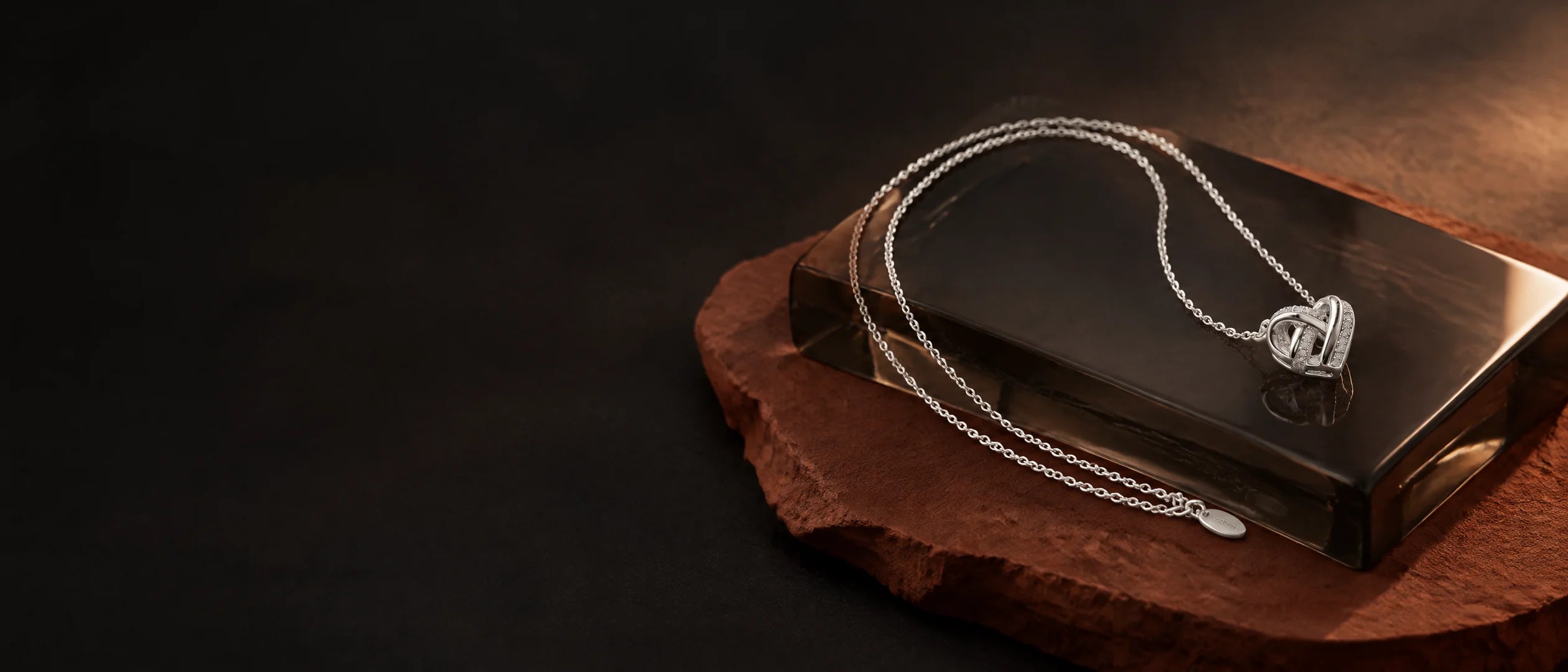 Collar Corazón de plata sobre vidrio ahumado y arcilla color ladrillo